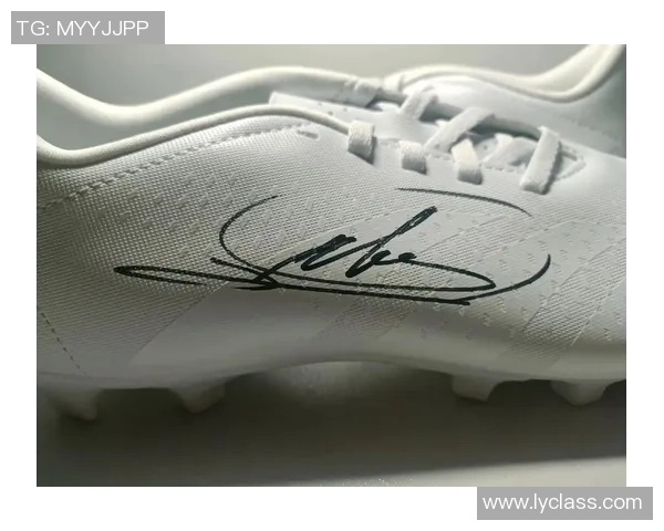 足球明星亲自签名球鞋展现个性魅力与运动精神的完美结合