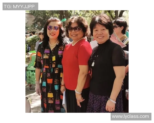 韩国足球明星齐聚一堂合影留念展现团结与友谊的精彩瞬间